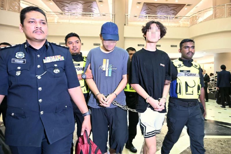 狮城留学生涉在马国自导自演被绑架 勒索父母63万元被控（吉隆坡讯）18岁中国籍狮城留学生疑似自导自演在新山被绑架一案后，星期二（5月13日）和另一名中国籍男子遭警方押到吉隆坡法庭，将在地庭被控欺诈及企图犯罪的罪名