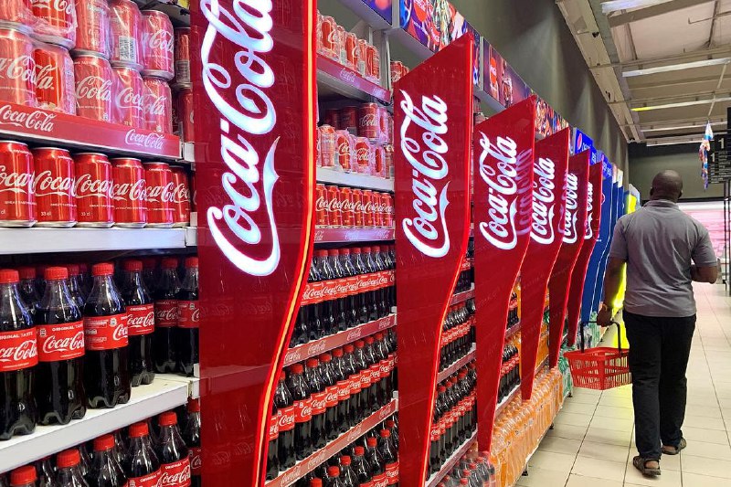 周四美市盘前走高 重点谈饮料巨头可口可乐季度业绩[Media] 在零售价格上涨抵消需求疲弱的情况下，家喻户晓的老字号可口可乐隔夜盘前公布的季度盈利和营业额双双超出市场分析师的预测