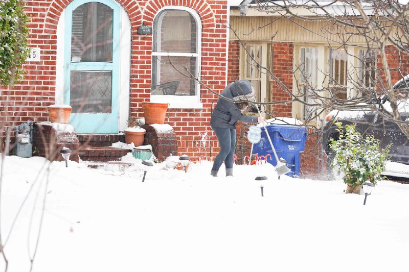 美国南部暴风雪 逾3000趟航班取消美国南部遭暴风雪侵袭，航班追踪网站FlightAware的数据显示，多个机场星期五（1月10日）共有3000多趟航班取消，另有数千趟航班延误，客运列车停运