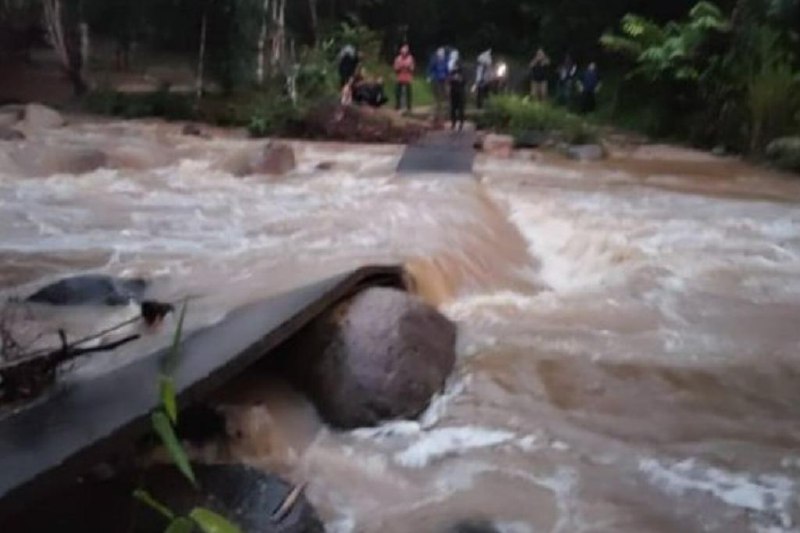 溪水暴涨 雪州22人受困瀑布区星期四（9月4日）下午的大雨导致雪兰莪新古毛博达瀑布区的溪水暴涨，淹没区内唯一联外的独木桥，导致22人受困，其中12人是警察