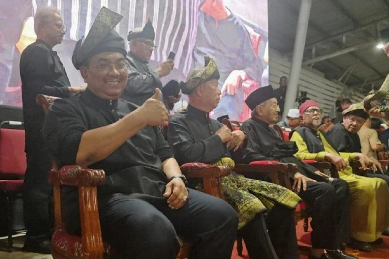 国盟吉打集会 马哈迪慕尤丁同台马来西亚反对党国民联盟星期四（7月17日）在吉打首府亚罗士打举行集会，为下星期六（7月26日）在吉隆坡独立广场举行的“安华下台”集会造势