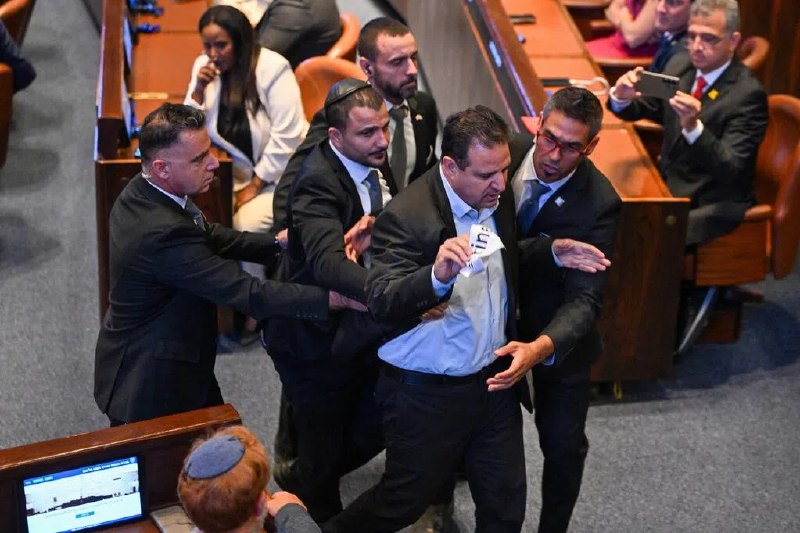 以色列议员在特朗普讲话时抗议 吁承认巴勒斯坦以色列两名左翼议员在美国总统特朗普发表演讲时，作出示威举动，被驱逐离场