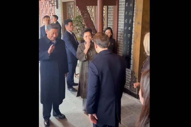 习近平都江堰话别马克龙“下次再看个地方” 彭丽媛飞吻道别中国国家主席习近平在四川成都都江堰话别法国总统马克龙，笑言“下一次再看一个地方”，马克龙回应说：“当然，肯定的”