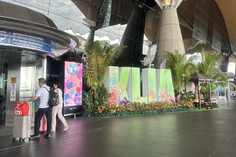 吉隆坡机场上下车停留逾10分钟 最高罚100令吉马来西亚吉隆坡国际机场为期3个月的试行期内成功缓解车道拥堵问题后，将即日起全面推行车辆通行管理系统，凡在上下客车道停留超过10分钟的车辆，将被征收10令吉至最高100令吉（约3新元15角至31新元45角）的罚款