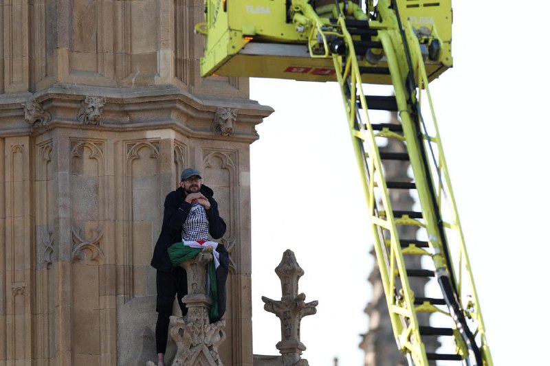 英国男子手持巴勒斯坦旗爬上大本钟 与警方僵持英国伦敦一名男子在当地时间周六（3月8日）早上爬上著名地标大本钟（Big Ben）挥舞巴勒斯坦旗帜，并呼喊“解放巴勒斯坦”
