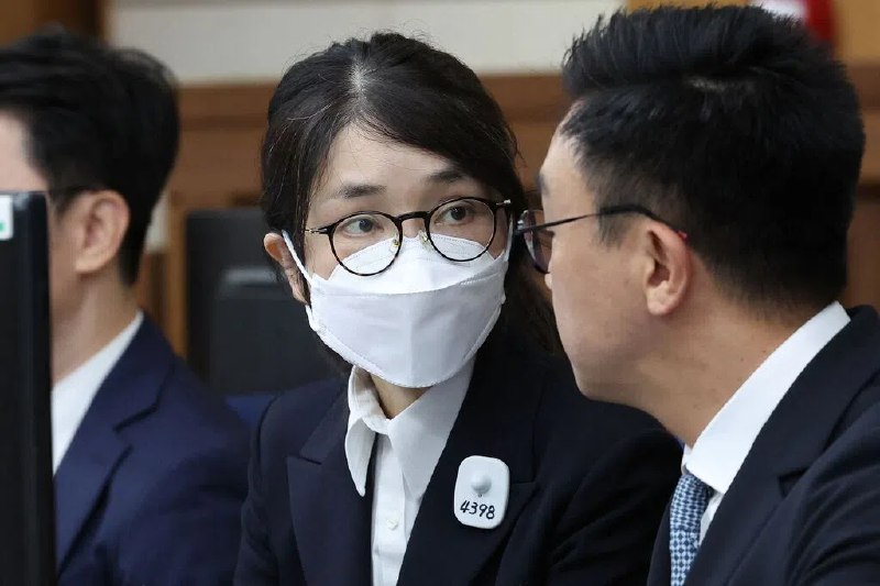 韩前总统夫人金建希弊案一审被求刑15年韩国检方以涉嫌操纵股价、收受贿赂等罪名，请求法院判处前总统尹锡悦妻子金建希有期徒刑15年，并处罚金20亿韩元（约176万新元）