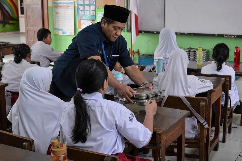 印尼明古鲁约400儿童疑因免费餐中毒送院印度尼西亚西部明古鲁省约400名儿童吃了学校的免费餐后腹部绞痛，被紧急送入医院