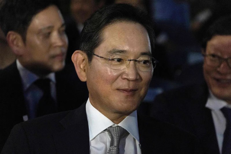 韩企掌门人到美国高球场与特朗普互动 谈投资造船合作韩国主要企业集团掌门人日前参加美国佛罗里达州高尔夫球活动，与美国总统特朗普进行互动，就韩国对美国投资和两国造船合作事宜等，与他进行沟通