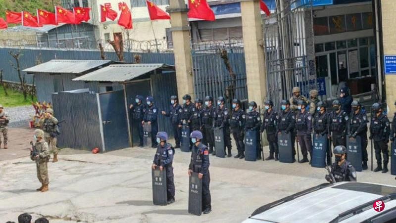 下午察：缅甸战火快烧到中国为躲避缅甸内战的纷飞战火，数以万计的缅甸民众涌向中缅边境口岸；拦在他们面前的，是由荷枪实弹的中国军人组成的人墙