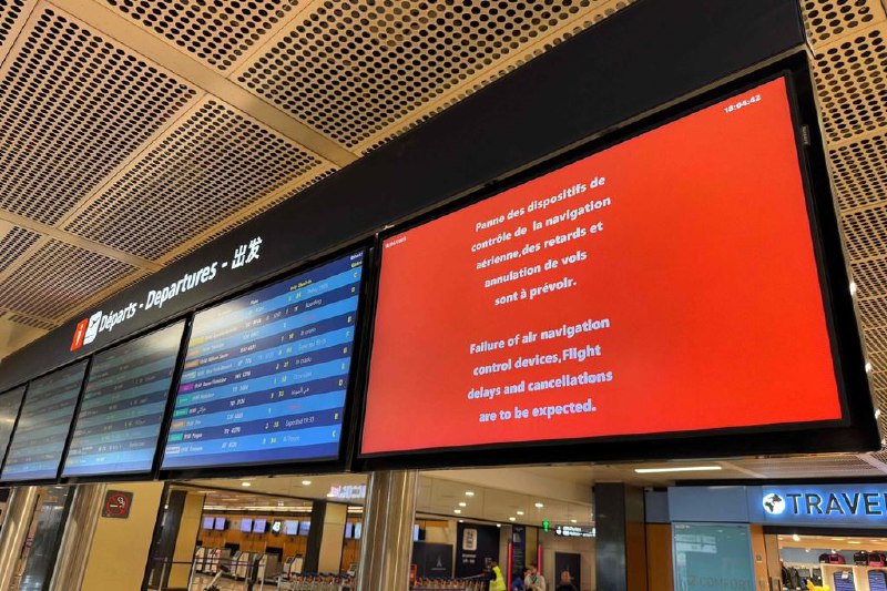 法国巴黎奥利机场故障 数百架航班取消或延误法国巴黎奥利机场空中交通管制故障导致数百架航班取消或延误，数千名乘客也受影响