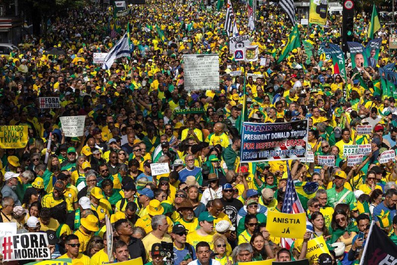 博索纳罗支持者上街示威 “感谢”特朗普施压巴西政府巴西前总统博索纳罗的数千名狂热支持者星期天（8月3日）在巴西多个城市举行示威，抗议最高联邦法院法官德莫赖斯和总统卢拉起诉博索纳罗，并支持美国总统特朗普施压巴西政府