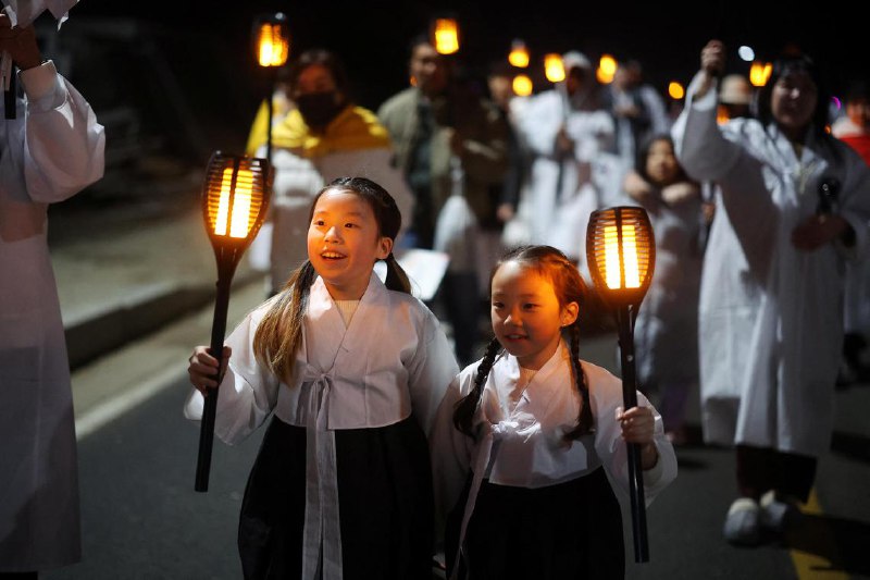 韩国调查报告揭跨国收养乱象 委员会建议政府正式道歉韩国真相与和解委员会指出，长期以来，韩国收养机构将儿童“像行李一样”送往海外
