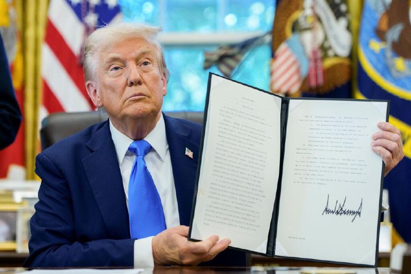 白宫：新H-1B签证费不适用于现有持有人美国白宫星期六（9月20日）说，自星期天（21日）起生效的一项针对H-1B签证的新规将对每份申请征收10万美元费用，但不适用于现有有效签证持有者重新入境美国的情况