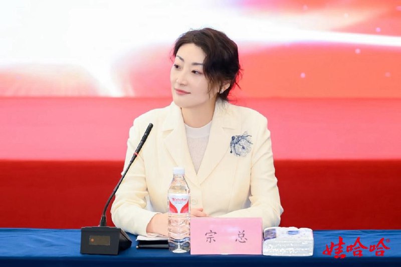 下午察：宗家遗产大战开打宗馥莉原来不是娃哈哈创始人宗庆后的独生女？宗庆后还有三名孩子？宗馥莉与他们争夺财产？这些疑问上周末成了无数中国网民的谈资，不仅再次将宗馥莉这位娃哈哈新掌门人推向舆论风暴，也粉碎了外界对“宗老”一直以来持有的正面形象