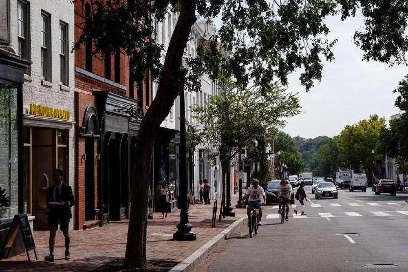 民调：逾半数美国人对经济感到担忧一项新民调显示，超过半数受访美国民众对美国经济形势以及共和党平抑物价的能力“感到担忧”