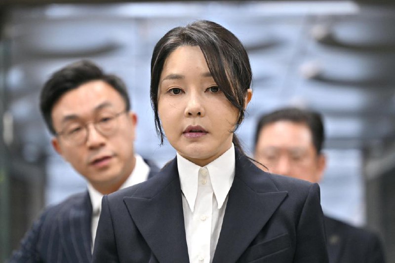 韩国前总统尹锡悦夫人金建希被批捕韩国法院星期二（8月12日）晚签发前总统尹锡悦夫人金建希的逮捕令，为韩国宪政史上前总统夫妇同时被羁押首例