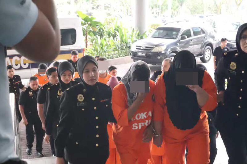 马国机场非法通关案 18官员等27人被捕涉嫌参与马来西亚机场“柜台勾结”（Counter-Setting）案的27人（包括18名执法机构官员）遭反贪污委员会扣留，他们涉嫌允许外国人未经规定程序入境