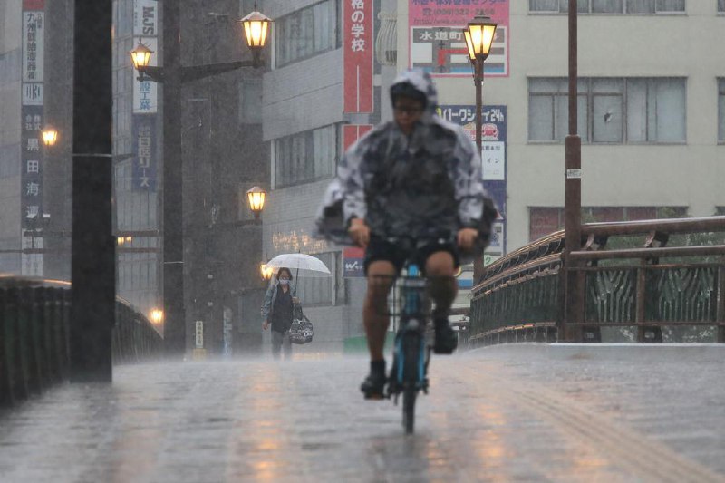 日本迎来强降雨 气象局发布暴雨警报受低气压影响，日本九州地区继续迎来强降雨，气象局发布暴雨警报