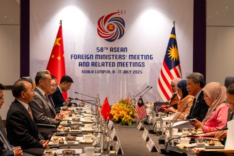 王毅：美国向亚细安国家征高关税是单边霸凌行径中国外交部长王毅在与马来西亚外长莫哈末哈山会谈时批评，美国向亚细安国家征高关税是单边的霸凌行径，无法获得任何认同