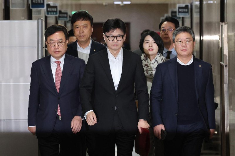 韩执政党提名权宁世为临时党领导人韩国执政党国民力量党星期二（12月24日）提名五次当选议员权宁世为紧急对策委员会委员长，即临时党领导人