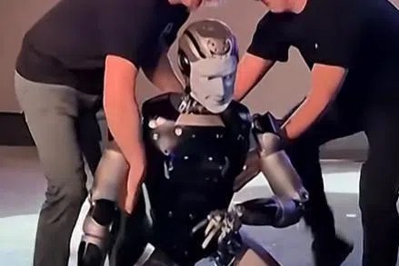 俄罗斯首款AI人形机器人 首次亮相摔倒舞台俄罗斯首个由人工智能（AI）驱动的人形机器人本周在莫斯科一场科技活动中首次亮相，却在舞台上脸朝下摔倒，场面尴尬