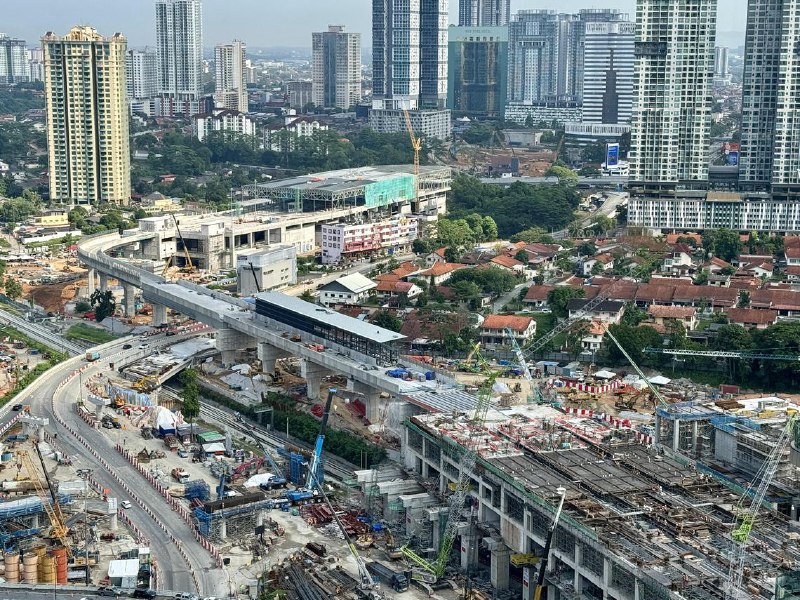 配合新柔地铁 马国决定在新山建高架智轨列车马来西亚内阁为舒缓新柔地铁（RTS）2027年通车后的交通流量，决定在新山建设高架智轨列车（Elevated ART），并通过首相署公共及私人界合作单位（UKAS）向私人界征求协议书