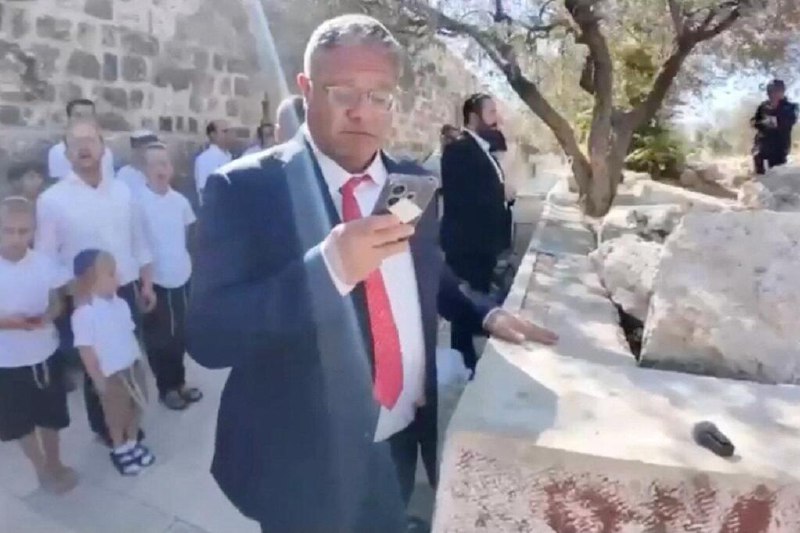 以极右翼部长再次访问阿克萨清真寺区域以色列安全部长本—格维尔访问耶路撒冷敏感地带阿克萨清真寺区域，并呼吁总理内坦亚胡在加沙取得“完全胜利”