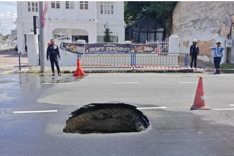 因地下污水管破裂 马国槟城乔治市出现路洞马来西亚槟城乔治市车水路（Jalan Burma）星期天（9月21日）上午因地下污水管破裂，造成一个深约1.3米的路洞