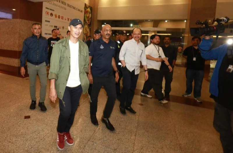 马国警方重查赵明福15年前离奇坠楼案马来西亚警方星期二（2月4日）晚间前往前雪州议员欧阳捍华政治秘书赵明福15年前坠楼现场，重新调查这起充满争议的案件