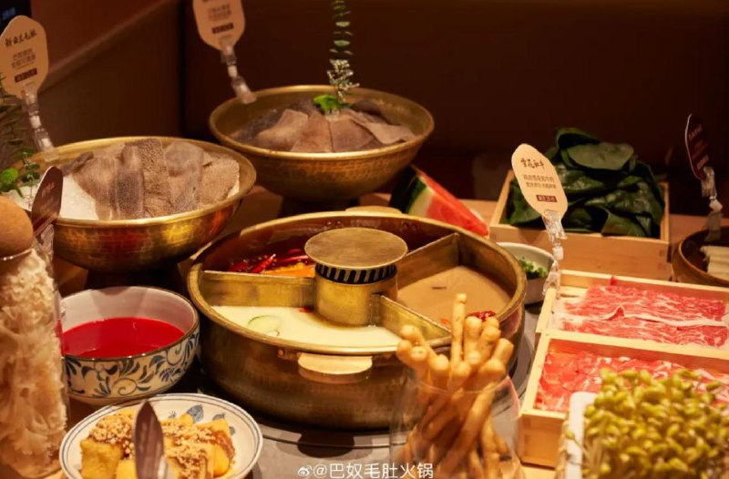 下午察：“月薪5000别吃火锅” 又触年轻人痛点“月薪5000（人民币，下同，924新元）就不要吃火锅，吃些麻辣烫就好了”，“火锅不是服务底层人民的”