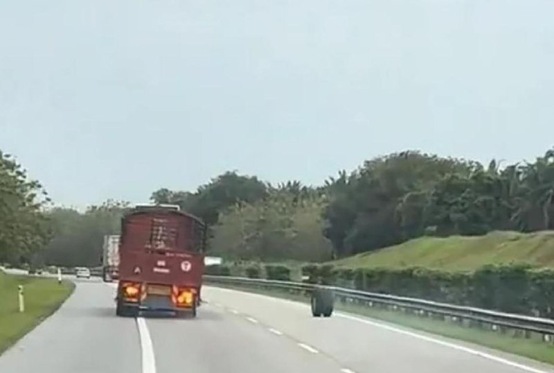 马国罗厘轮胎“横行”高速公路马来西亚一辆行驶在高速公路的罗厘，其中一对轮胎不知何故脱落后在路上急速滚动