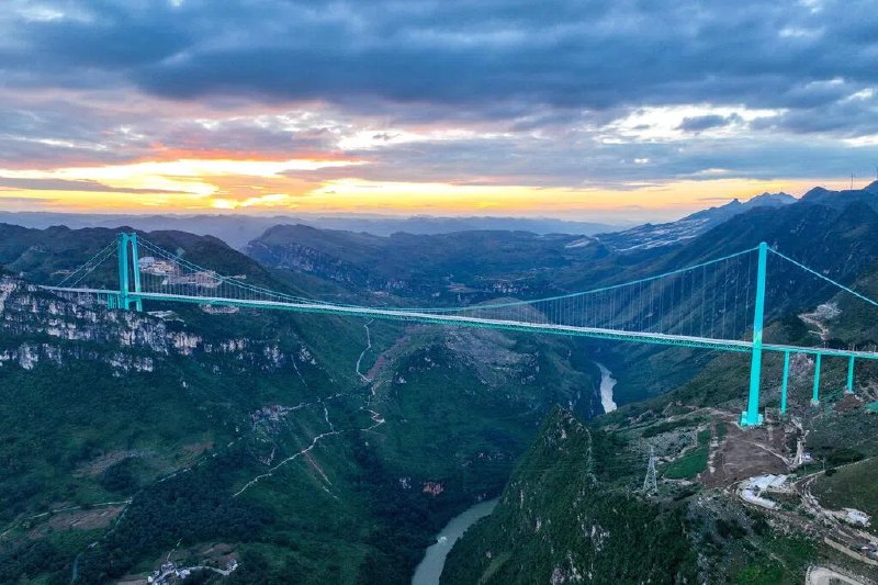 世界第一高桥花江峡谷大桥后天起暂停上桥游览为了对大桥运营业态进行系统性综合提升，世界第一高桥中国贵州花江峡谷大桥将从星期一（10月27日）起暂停游客上桥游览