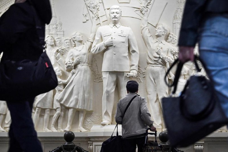前苏联独裁者斯大林大型浮雕  莫斯科市中心重现普京政府周四在莫斯科的一个中央地铁站内揭幕了一幅前苏联最高领袖斯大林的大型浮雕