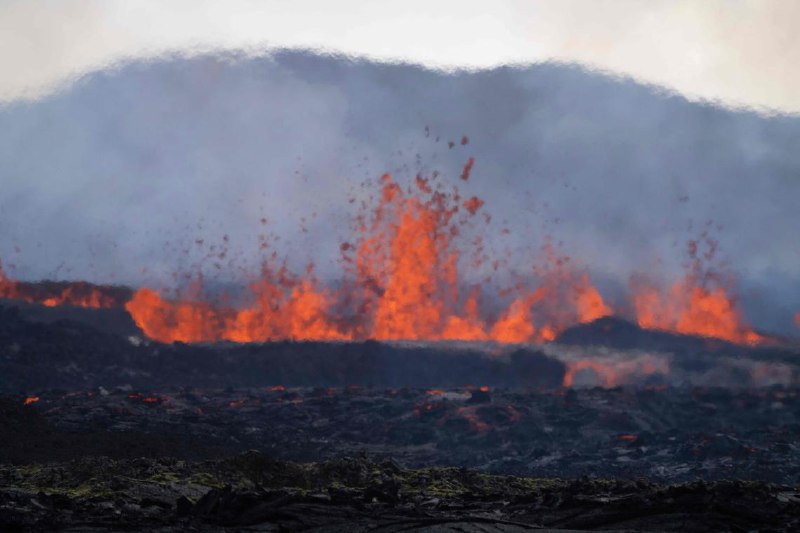 冰岛火山喷发 游客与居民紧急撤离冰岛首都雷克雅未克南部的一座火山爆发，喷涌出熔岩和烟雾，呈现出橙色和红色的火焰景象，游客和居民紧急撤离，但空中交通照常运行