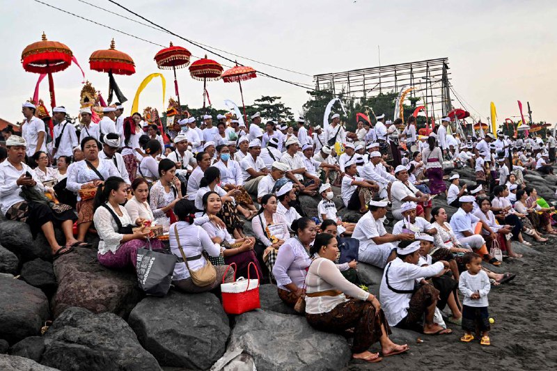 峇厘岛海陆空全面停运 民众静思迎“静居日”印度尼西亚峇厘岛迎来一年一度的“静居日”，全岛海陆空交通暂停，网络、广播及电视信号关闭，民众通过静思冥想迎接印度教新年