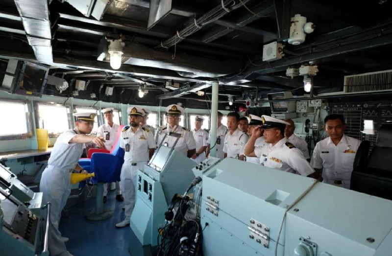 日本军舰停靠彭亨关丹军港日本海上自卫队春雨号驱逐舰星期天（6月8日）停靠西马半岛彭亨州关丹丹绒格浪军港