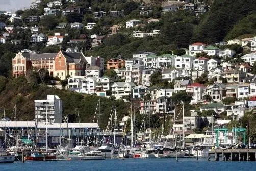 海洋热浪加剧冲击渔业与生态 新西兰科研机构发预警新西兰地球科学机构近日发布报告说，新西兰周边海域水温持续走高，海洋热浪事件愈发频繁，或将对渔业资源与海洋生态系统造成显著冲击