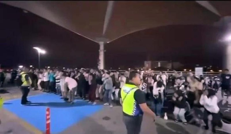 马国交通开396张罚单 令逾百名“飙车党”拉耳朵马来西亚砂拉越州古晋交警展开取缔行动，不仅开出396张罚单，还勒令逾百名“飙车党”，在古晋机场前拉耳朵深蹲