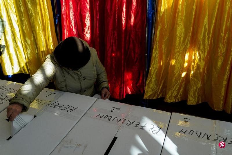 罗马尼亚总统选举开启 14名候选人参与角逐罗马尼亚总统选举于当地时间星期天（11月24日）早上7时启动，全国1800多万注册选民将投票选出新一任总统