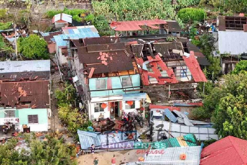 马国霹雳州遇严重风灾 逾20屋顶被掀走马来西亚霹雳州班台发生今年最严重风灾，超过60户民宅受影响，狂风暴雨也掀走逾20间房屋的屋顶