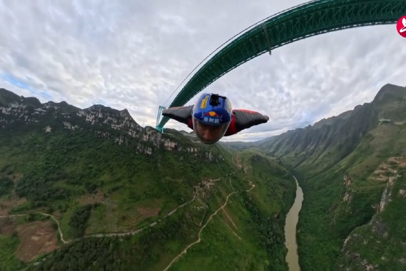 【视频】中国运动员翼装飞越世界第一高桥花江峡谷大桥中国翼装飞行运动员张树鹏星期六（9月27日）翼装飞越世界第一高桥花江峡谷大桥