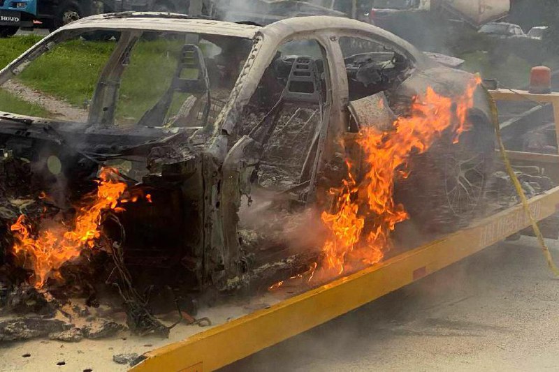 马国一辆拖车上保时捷突然起火 烧毁近八成一辆拖车上载着的保时捷名贵车意外起火，烧毁程度高达80%，无人伤亡