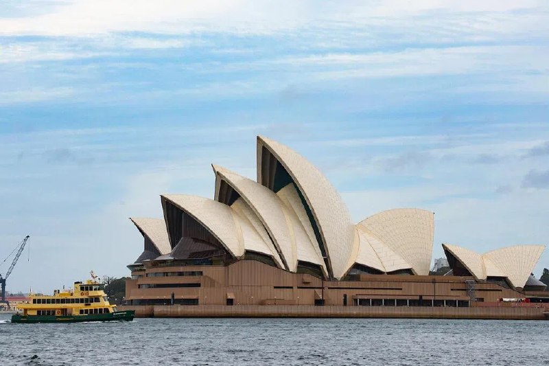 气候抗议者划皮艇扰乱澳洲港口航运 21人被捕澳大利亚数百名活动人士划着皮艇，连续第二天扰乱纽卡斯尔港的航运，21人被捕