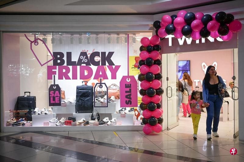 美国黑色星期五网购消费创新高 达108亿美元美国黑色星期五的网购消费额高达108亿美元（约144 亿新元），创下新高