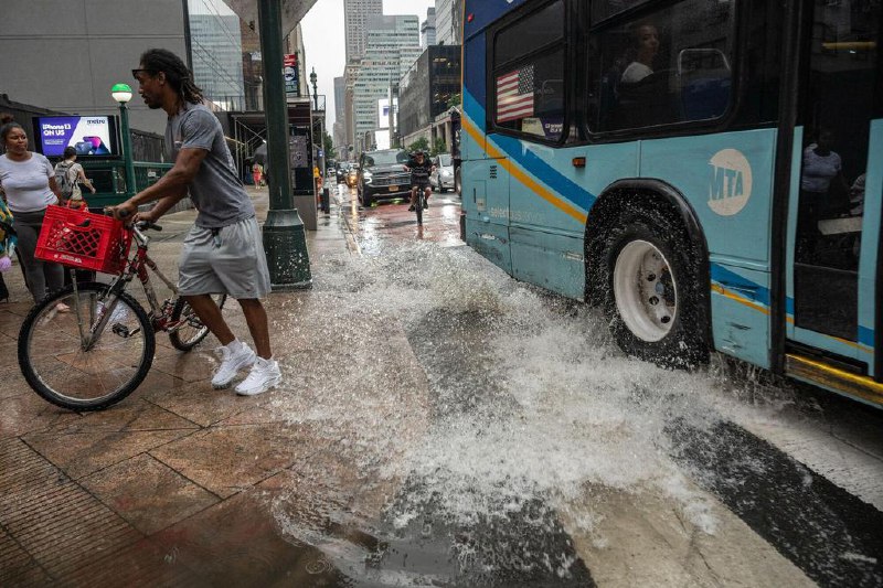暴雨洪水扰乱美国东海岸 纽约新泽西宣布紧急状态美国东海岸星期四（7月31日）遭暴雨和洪水袭击，八个主要机场至少取消1170个航班，美国铁路公司（Amtrak）暂停费城和特拉华州之间的铁路服务，纽约州和新泽西州宣布紧急状态