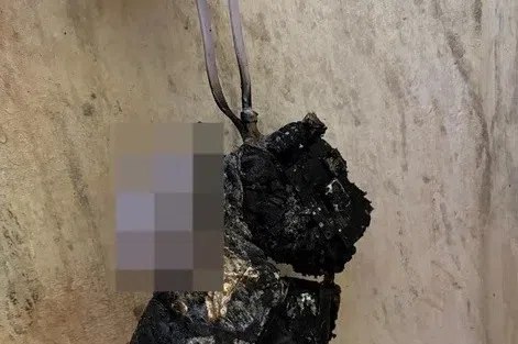 置地毯上充电的充电宝爆炸 马国女子烧伤充电宝在充电时突然爆炸并起火，火焰瞬间窜起并烧伤女事主手臂，唯马来西亚一个女子临危不乱，迅速使用湿布和水灭火并顺利阻止火势蔓延