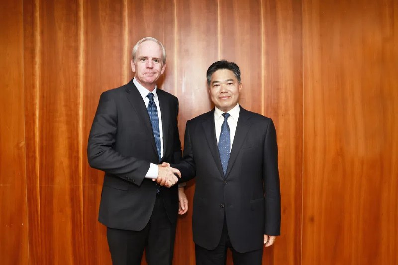 中国商务部促沃尔玛扩大在华采购中国商务部副部长盛秋平在会见美国沃尔玛全球公司事务副总裁丹·巴特利特时，呼吁沃尔玛发挥跨国公司国际影响力，扩大在华采购