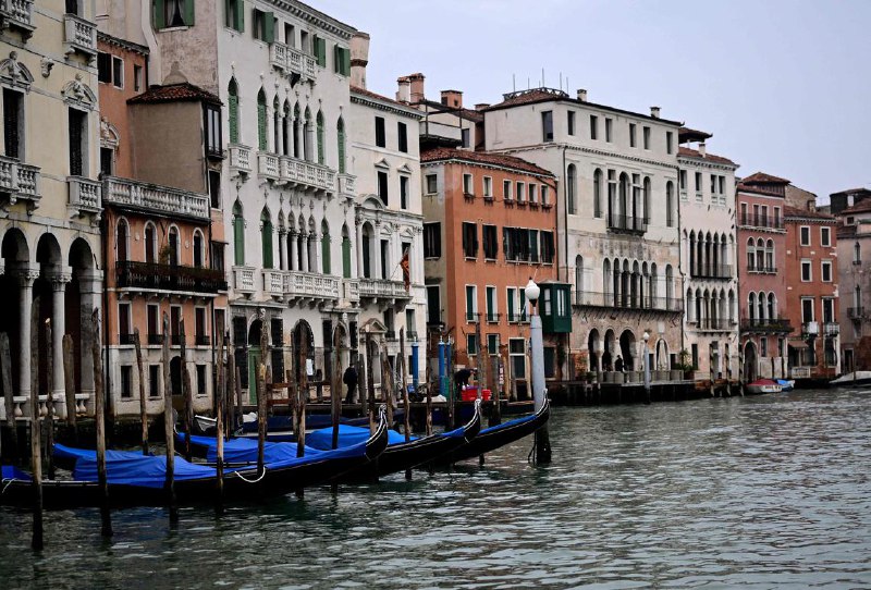 威尼斯否认贝佐斯婚礼将扰乱城市秩序威尼斯当局否认亚马逊创始人贝佐斯即将在当地举办的婚礼会扰乱城市秩序，表示仅有约200位宾客参加，贡多拉游船数量充足，足以应对活动需求