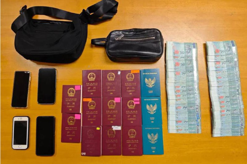 新山关卡人员代盖章掩盖非法滞留 疑涉犯罪集团马来西亚柔佛州新山关卡两名男性执法人员涉及“代飞护照”舞弊案，涉嫌受贿代为盖章护照，协助非法滞留者制造虚假出入境记录