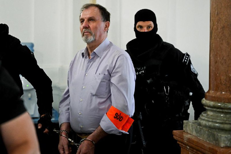 枪击斯洛伐克总理男子出庭 痛斥其扼杀文化去年枪杀斯洛伐克总理菲科并致其重伤的男子星期二（7月8日）被戴着镣铐押送至法庭，他可能被判处终身监禁